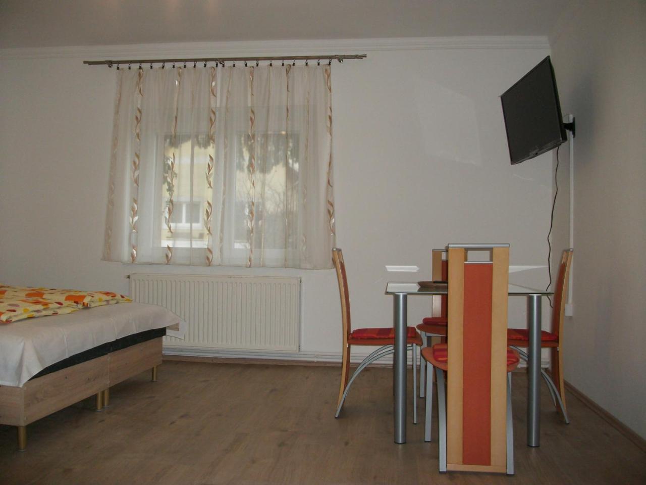 Éden II. Hotel Miskolc Buitenkant foto